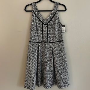 Mossimo black and white print dress v-neck. Size M. NWT